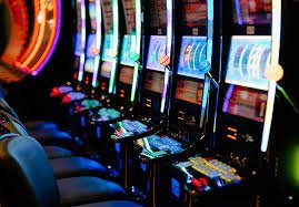 Texas Poker betting round on alexsis slot showing community cards and player actions